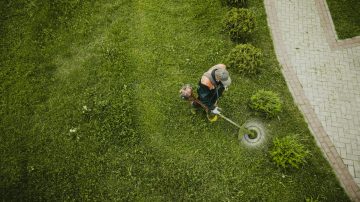 อาชีพเสริมรับจ้างตัดหญ้าทำสวนในหมู่บ้าน